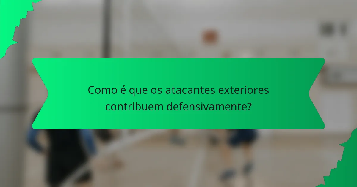 Como é que os atacantes exteriores contribuem defensivamente?